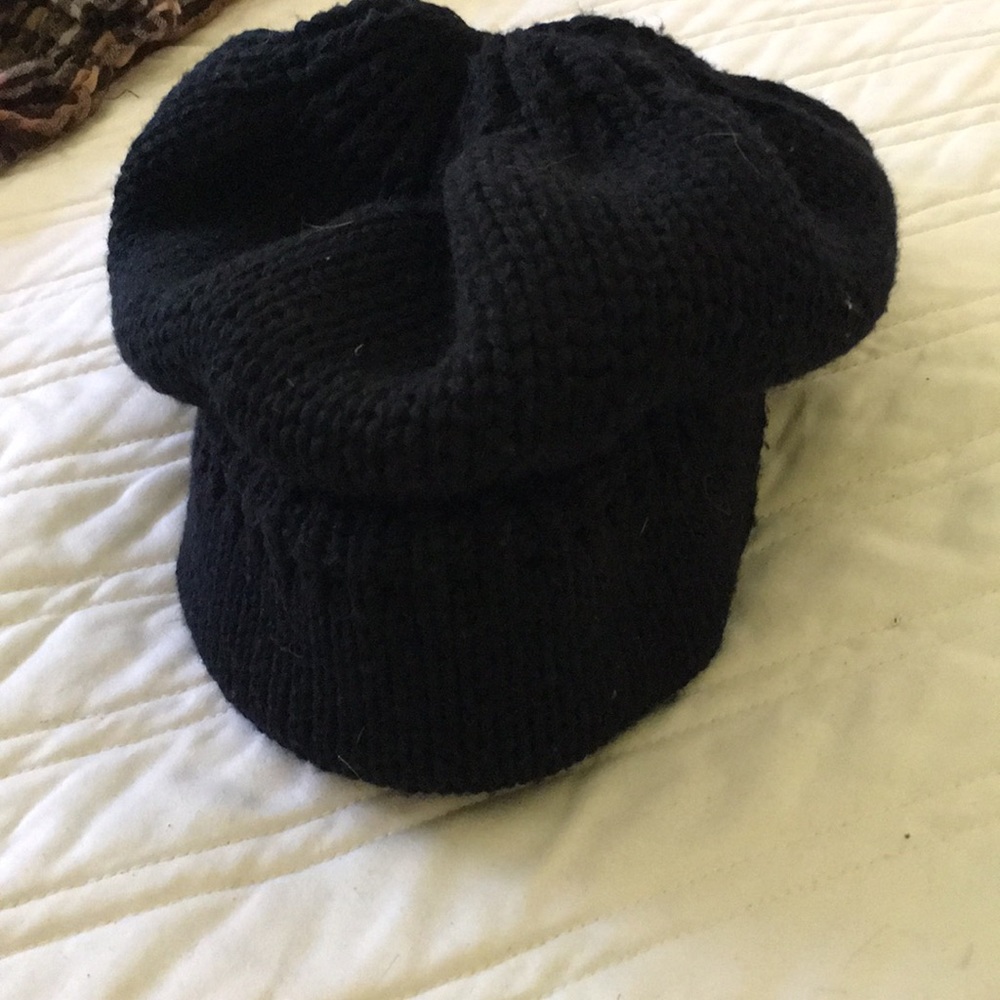 Basic black nit hat